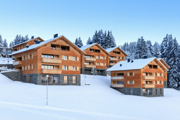 Imagen de apartamentos en zona de esquí con el entorno nevado.