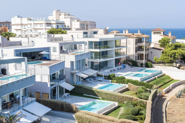 Imagen de edificios de apartamentos en la costa mediterránea.